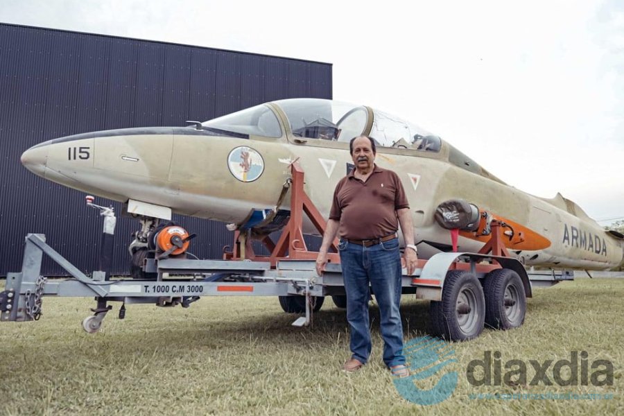 Owen Crippa junto al avión en Sunchales