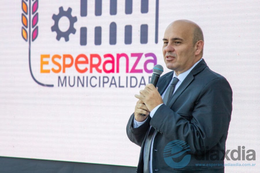 El intendente en el acto de licitación - Foto Prensa Municipalidad
