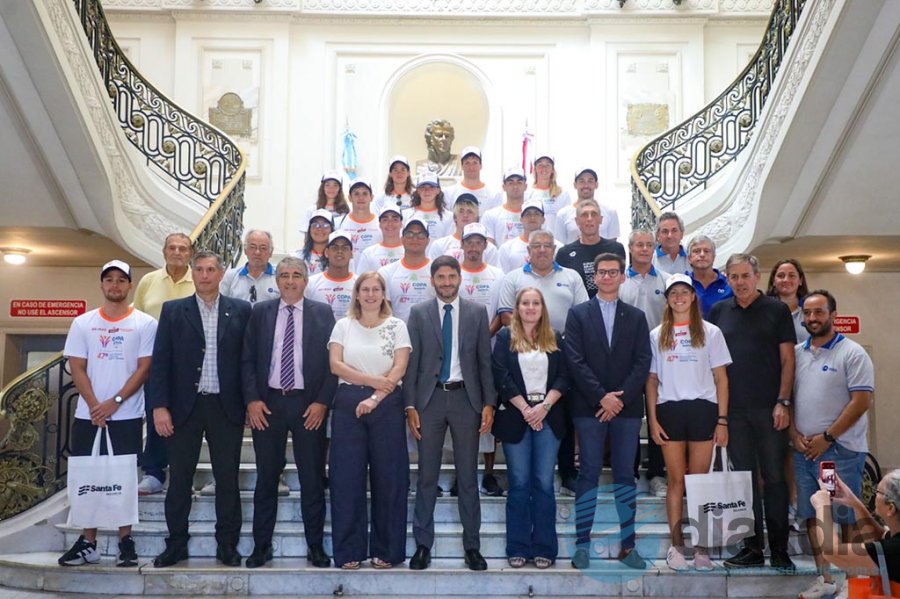 Las autoridades y los atletas que largarán el domingo la maratón