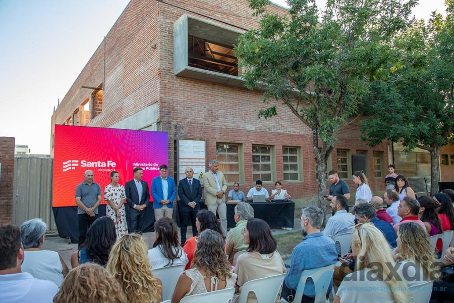 El acto realizado frente al edificio escolar El acto realizado frente al edificio escolar