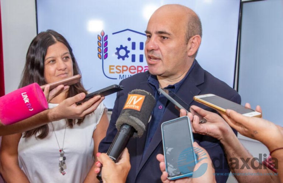 Rodrigo Müller junto a Evangelina Pirola en rueda de prensa - Foto Prensa Municipalidad de Esperanza
