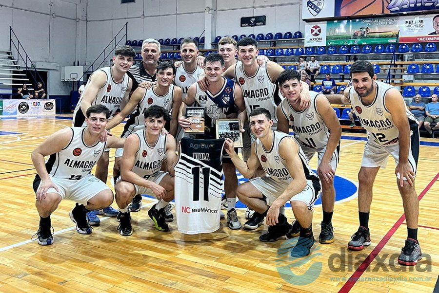 Reconocimiento de Almagro a Facundo Viola que anoche jugó contra el equipo de Esperanza - Foto Prensa Almagro