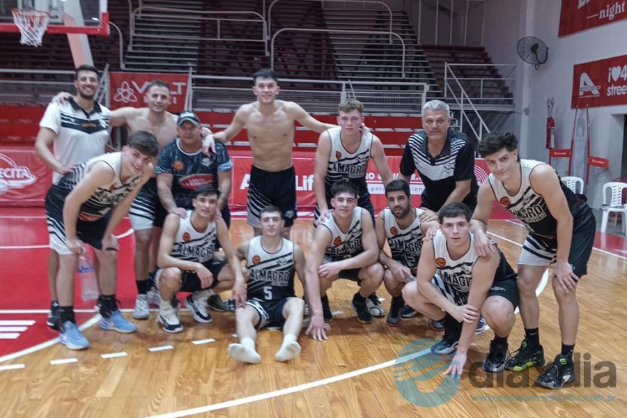 El equipo de Almagro tras la victoria de anoche