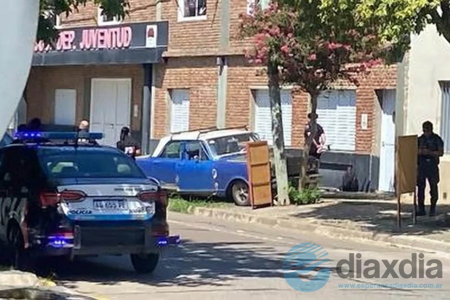 El vehículo se detuvo en la vereda