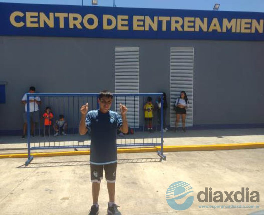 Matías en el ingreso a Boca Predio con la casa de San Lorenzo de Esperanza