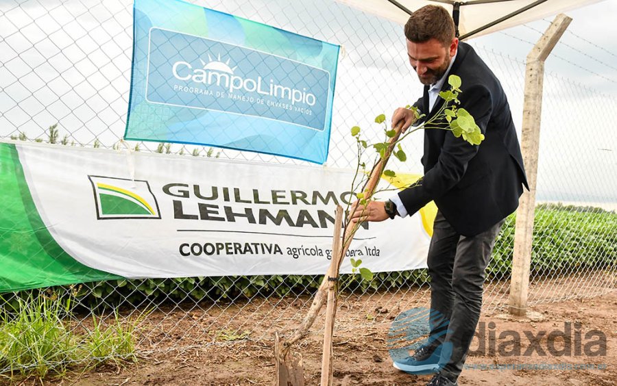 Estevez durante la plantación de árboles - Prensa Ambiente
