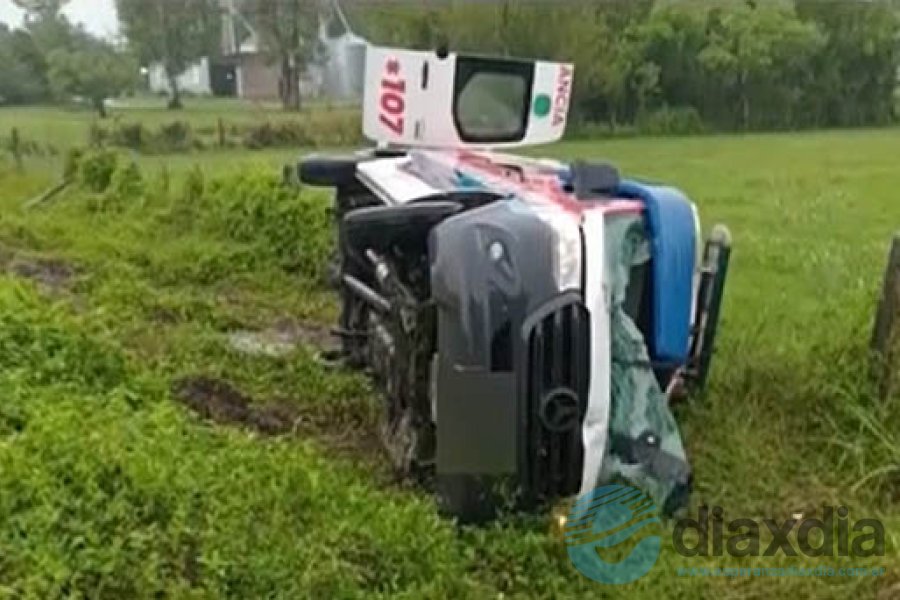 La ambulancia volcada en una banquina de R11 La ambulancia volcada en una banquina de R11