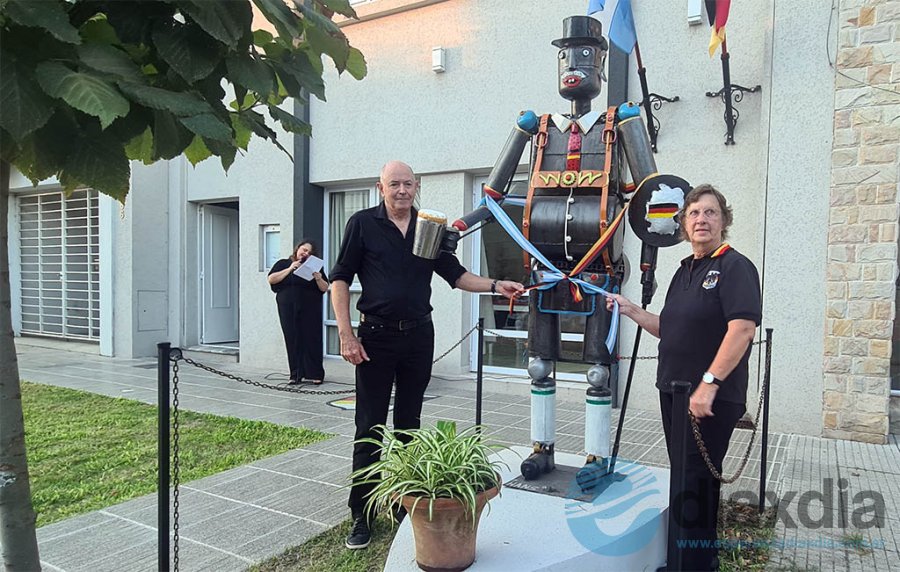 El artista Ignacio Rodríguez junto a María Elena Engler - Foto Edxd