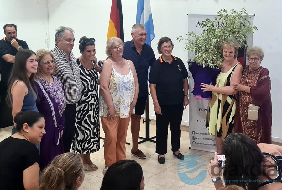 Las otras colectividades de la ciudad presentes, entregaron un obsequio a los alemanes - Foto Edxd