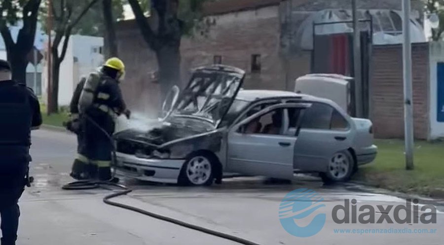 Los bomberos trabajando en el lugar - Foto RRSS Asociación Bomberos Voluntarios de Esperanza