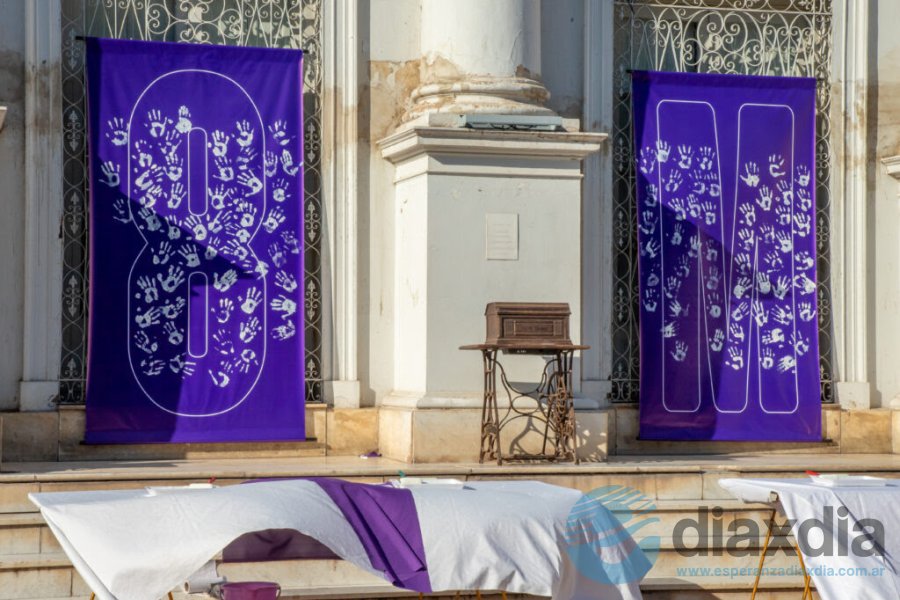 Actividades por el 8M frente al municipio