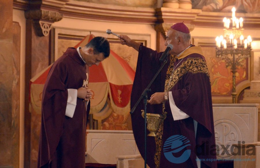 La bendición del arzobispo al nuevo párroco - Foto EDXD