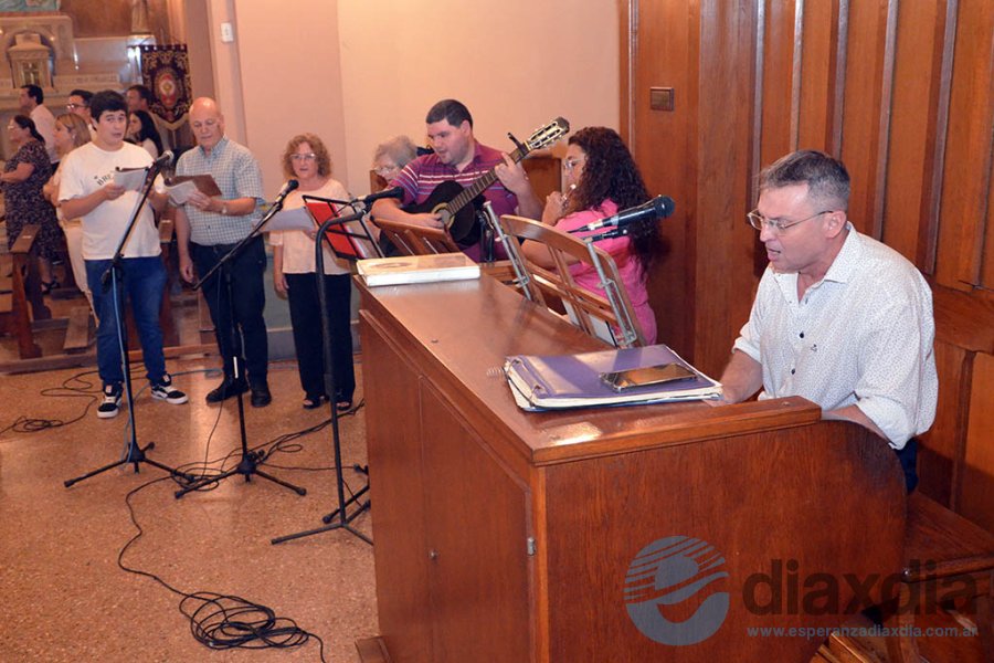 Coreutas y músicos acompañaron la misa