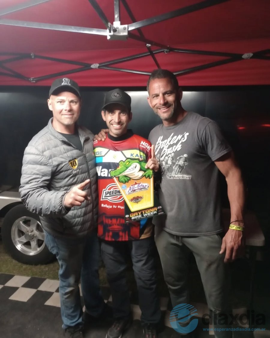 Sosa junto a los integrantes de su equipo