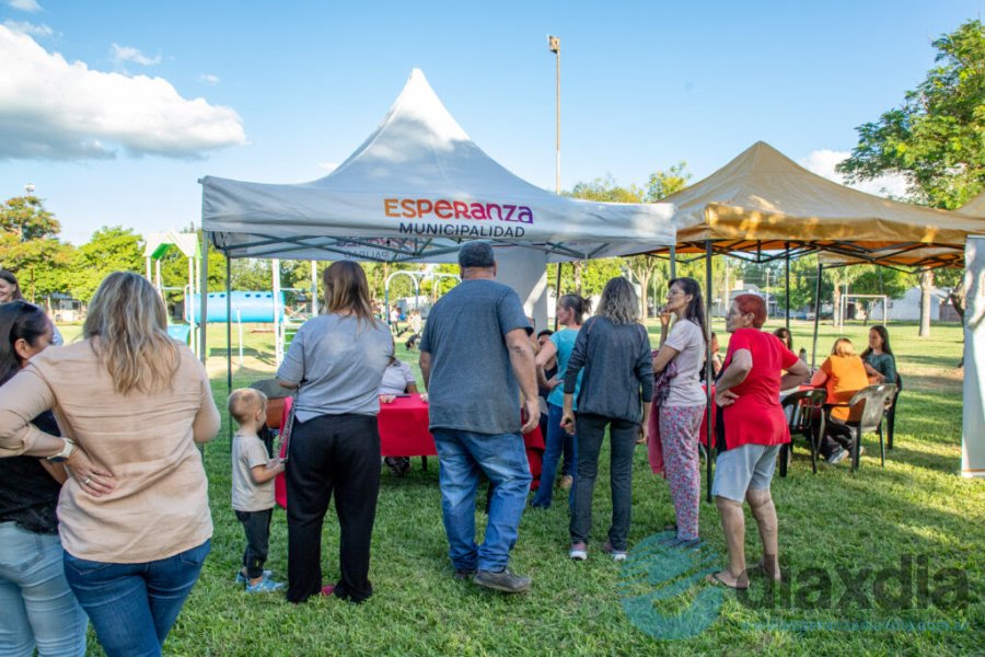 Operativo en la plaza del Barrio Los Troncos - Foto Prensa Municipalidad de Esperanza