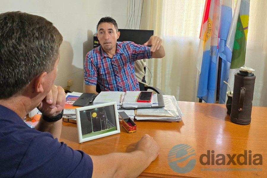 Pirola con el jefe comunal de María Luisa