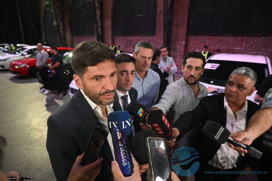 Pullaro en declaraciones a los medios en el lugar - Foto Gobierno de Santa Fe