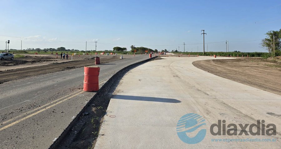 La obra que realiza Vialidad en el peligroso cruce de ruta 4 y acceso a Progreso, en Santo Domingo