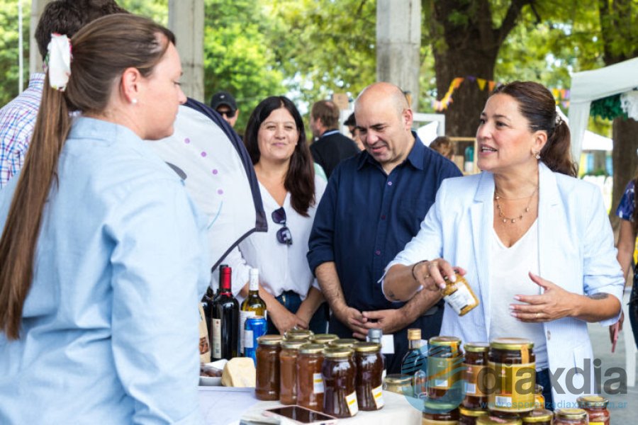 Maju Lozano con Rodrigo Müller en un stand
