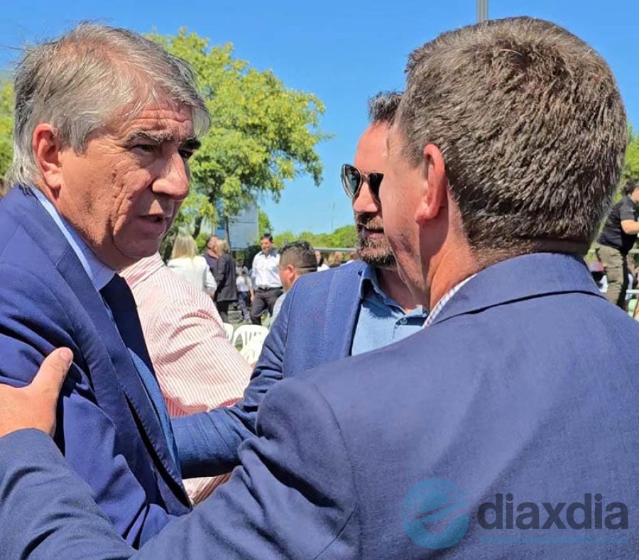 El ministro de gobierno Fabián Bastía saluda al senador provincial Ruben Pirola.