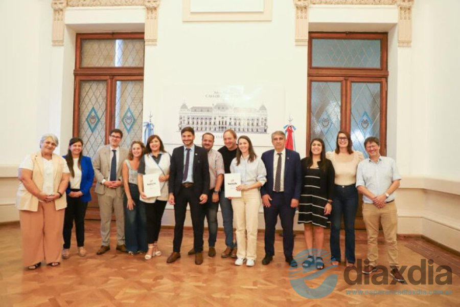 Las autoridades con el gobernador