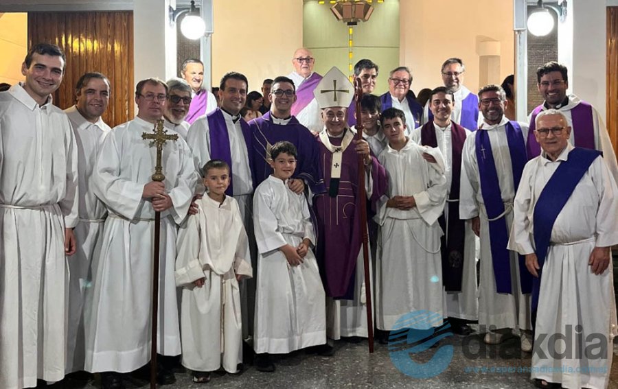 Fenoy, Houriet y los sacerdotes que llegaron a la ceremonia en Franck - Foto RRSS Cesar Zingerling