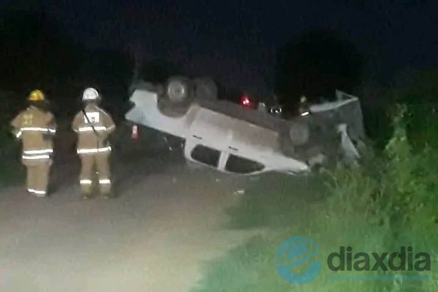 La camioneta volcada y atrás el automóvil La camioneta volcada y atrás el automóvil