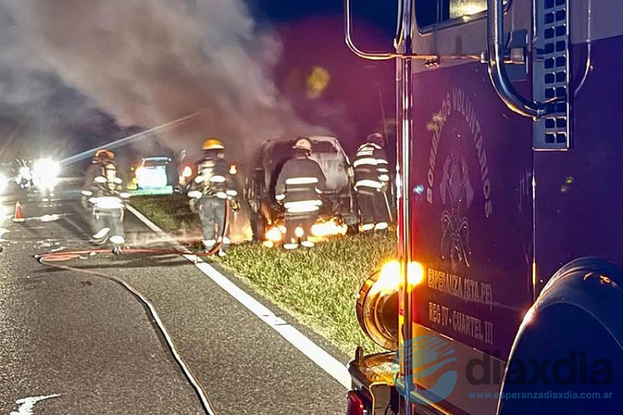 Bomberos interviniendo en el incendio de una camioneta en ruta 6 - Foto RRSS Bomberos Voluntarios Esperanza