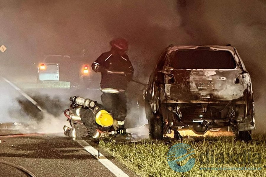 Bomberos Voluntarios interviniendo en el hecho
