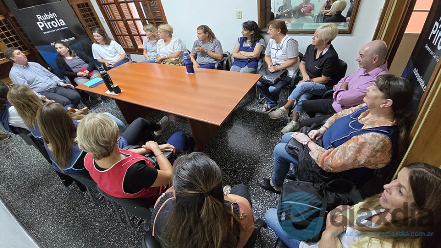 Los representantes de las escuelas participando del acto de entrega de aportes - Foto Prensa Senado