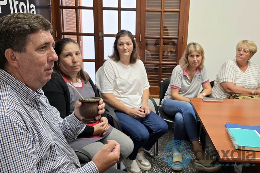 Rubén Pirola charlando con docentes y directivos Rubén Pirola charlando con docentes y directivos