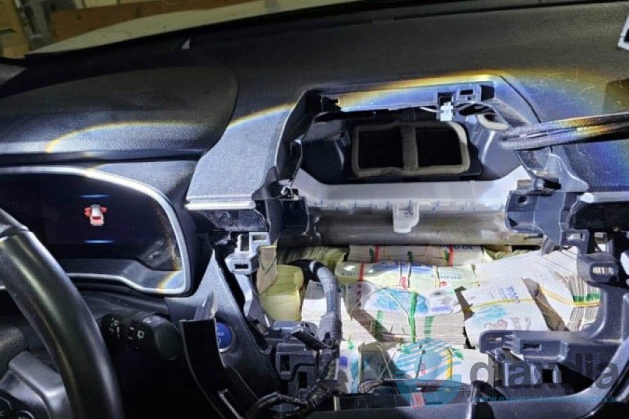 El dinero escondido en el automóvil