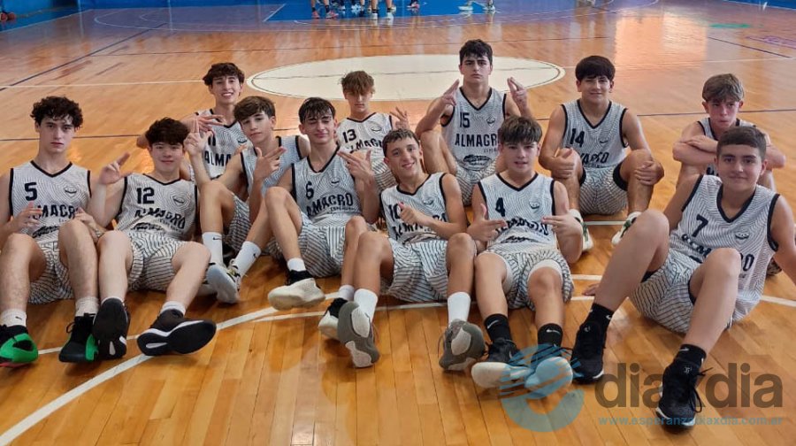 Equipo U15 de Almagro de festejo en San Carlos