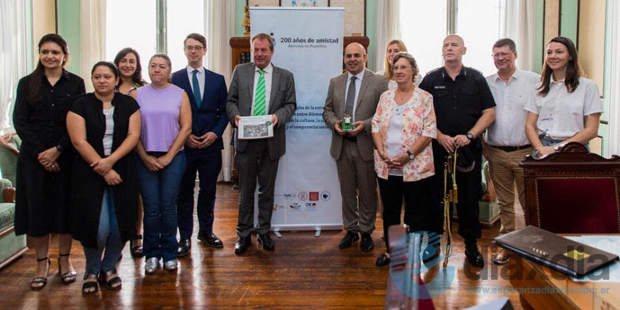 El intendente, el embajador, el gabinete, autoridades policiales y de la asociación alemana - Foto Prensa Municipalidad de Esperanza