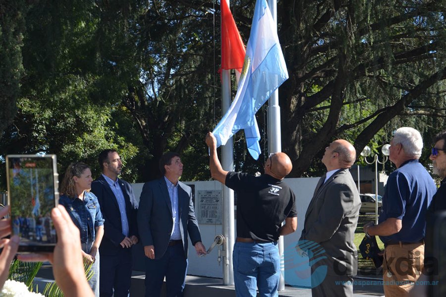 El izamiento de las banderas