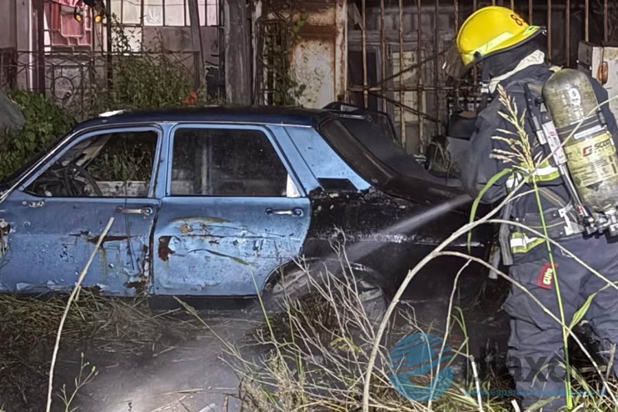 El momento de la intervención de Bomberos El momento de la intervención de Bomberos