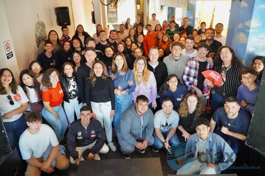 Clara García y Joaquín Blanco con los jóvenes Clara García y Joaquín Blanco con los jóvenes