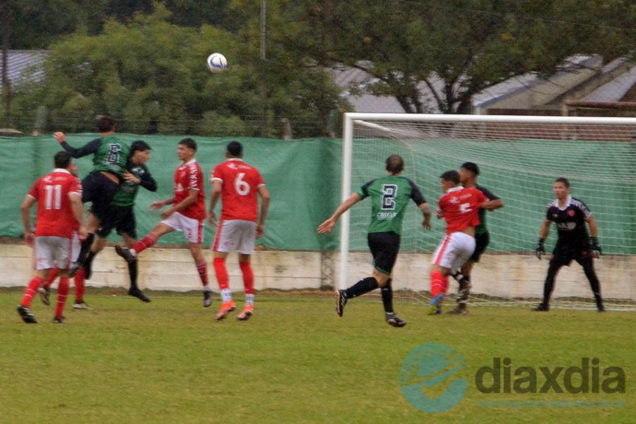 Bajo la lluvia se disputó el clásico en Esperanza
