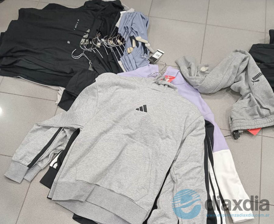 La vestimenta secuestrada por la policía a las rosarinas detenidas - Foto URXI Las Colonias