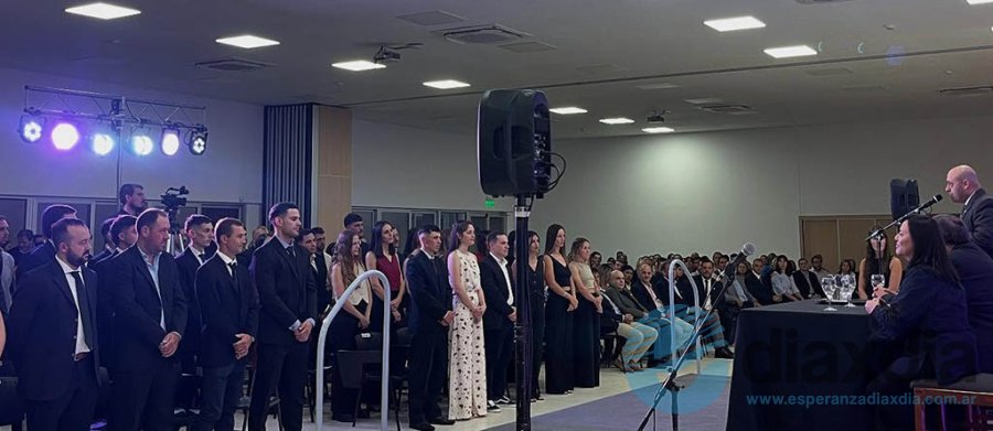 El Decano tomando el juramento a los egresados - RRSS FCVeterinarias