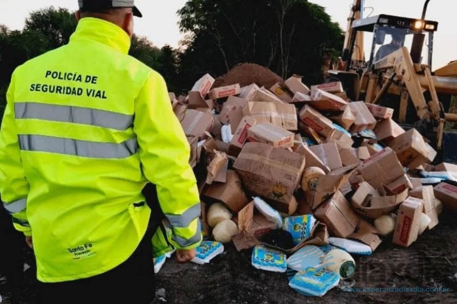 La destrucción de los productos lácteos secuestrados - Foto APSV