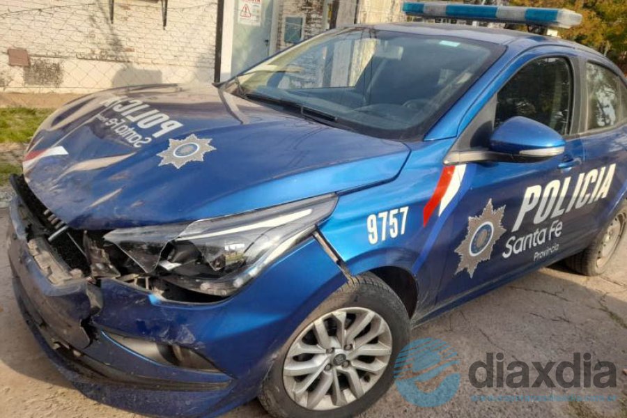 El móvil policial 9757 impactado por los ladrones