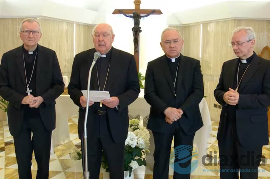 El cardenal Kevin Farrell, camerlengo anunciando la muerte del Papa. Se produjo a las 7:35 de Roma. Lo acompañan cardenal Parolin y el arzobispo Peña Parta en la capilla de Santa Marta - Foto Vaticans Media