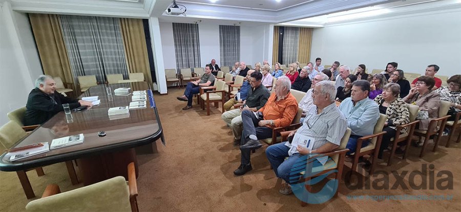 El autor y el auditorio en la presentación - Foto Edxd