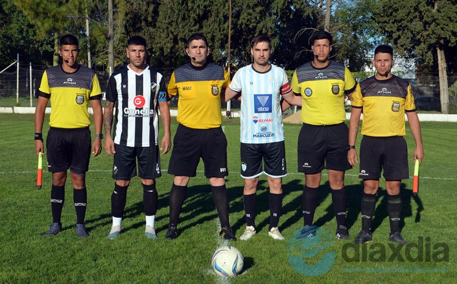 Raúl Gómez, sus colaboradores y los capitanes antes del inicio del juego en Esperanza - Foto Edxd