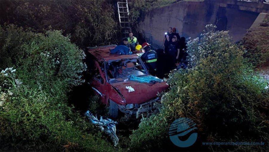 La camioneta caída en el profundo canal