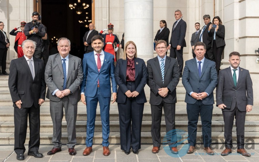 Pullaro, Scaglia y la comisión de recepción de senadores - Prensa Gobernación