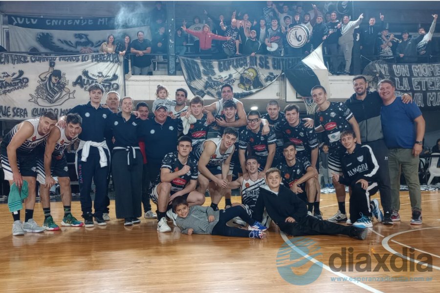 El plantel de Almagro en el festejo del triunfo