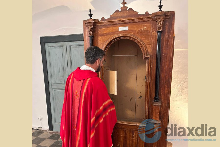 César junto al confesionario del Padre Pío