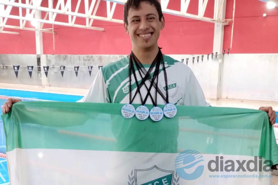 Benítez con sus medallas de campeón